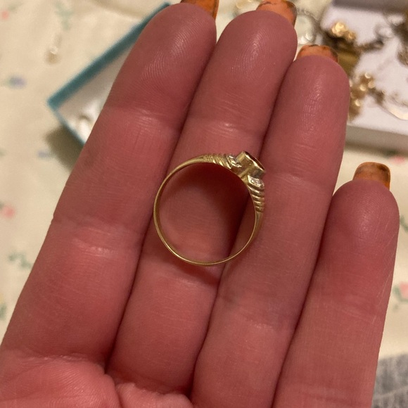 Solid 10k gold Garnet ring. 1.7g - Picture 2 of 3